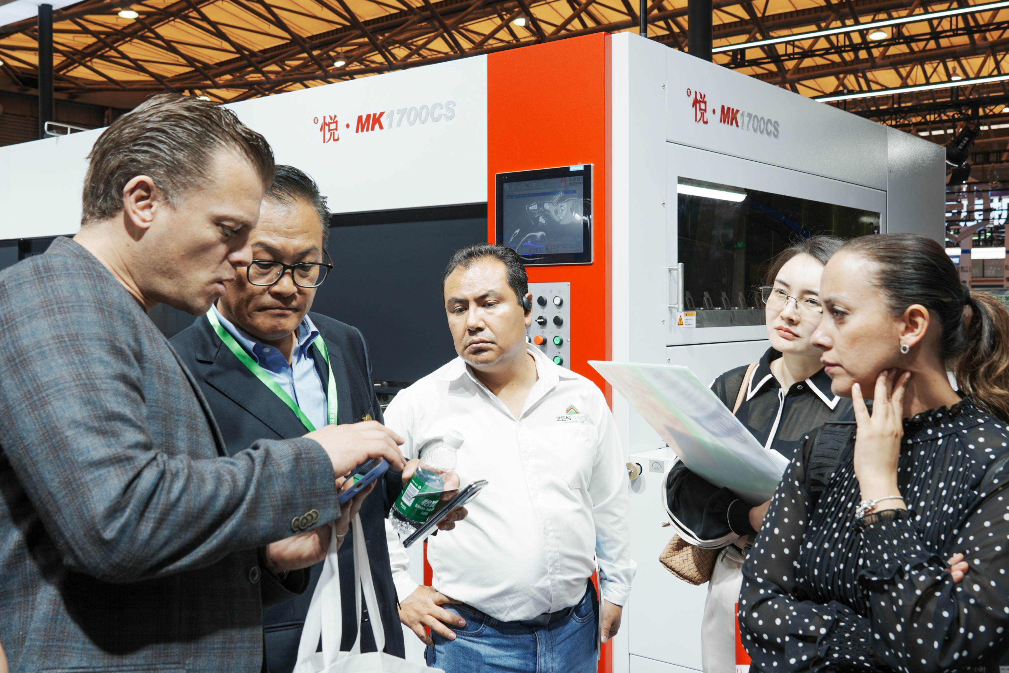 银河娱乐6163闪耀 WEPACK，大幅面模切机成为全球 “焦点”